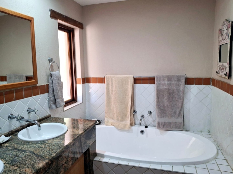 4 Bedroom Property for Sale in Boschenvaal River Front Lodges Free State